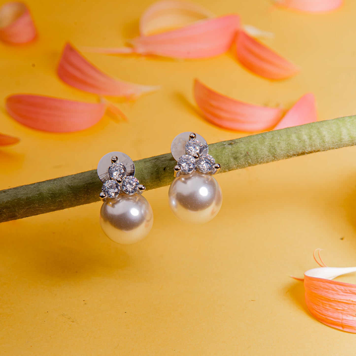 Mini bling pearl stud earring