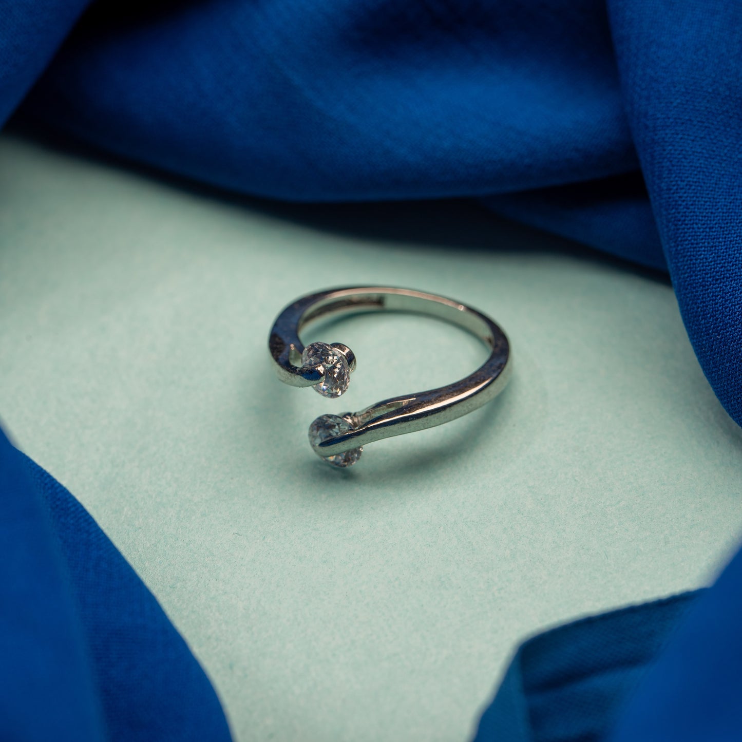 Eternal solitaire revolving ring