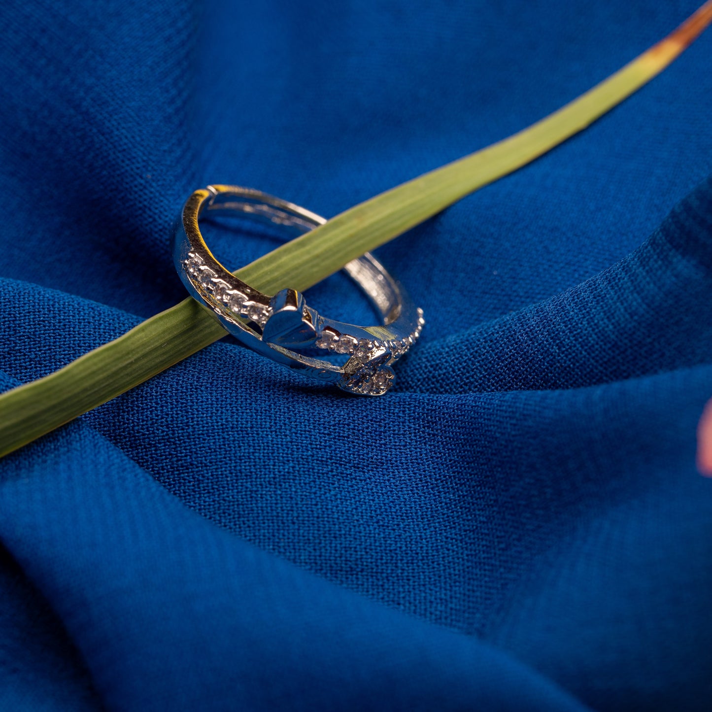 Hug of love zircon ring
