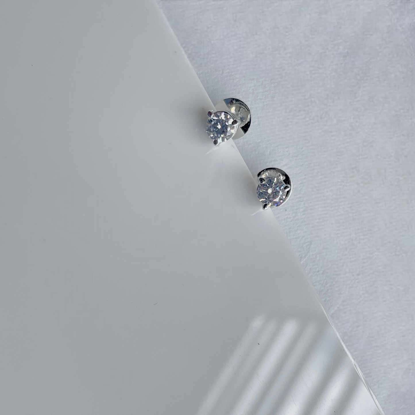 Gen Z solitaire stud