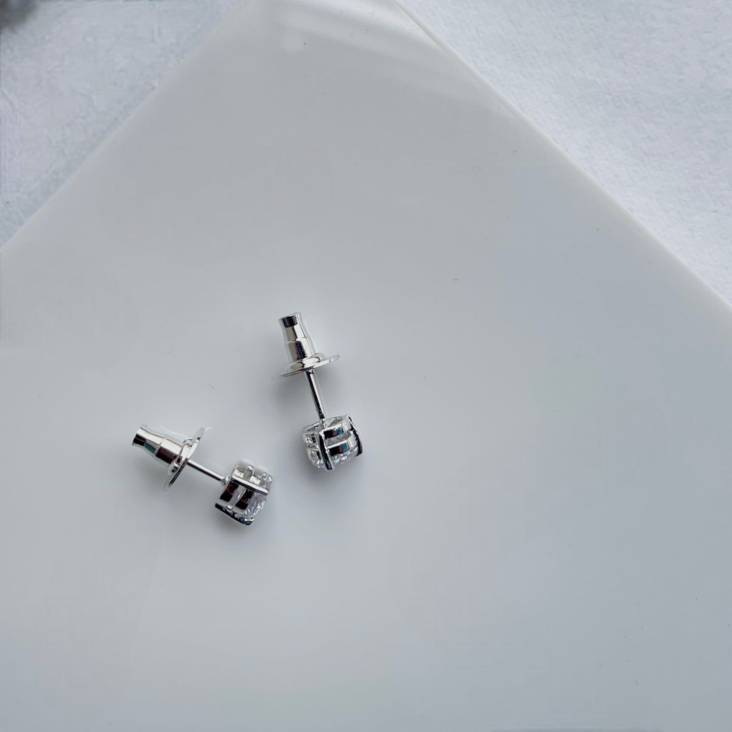 Gen Z solitaire stud