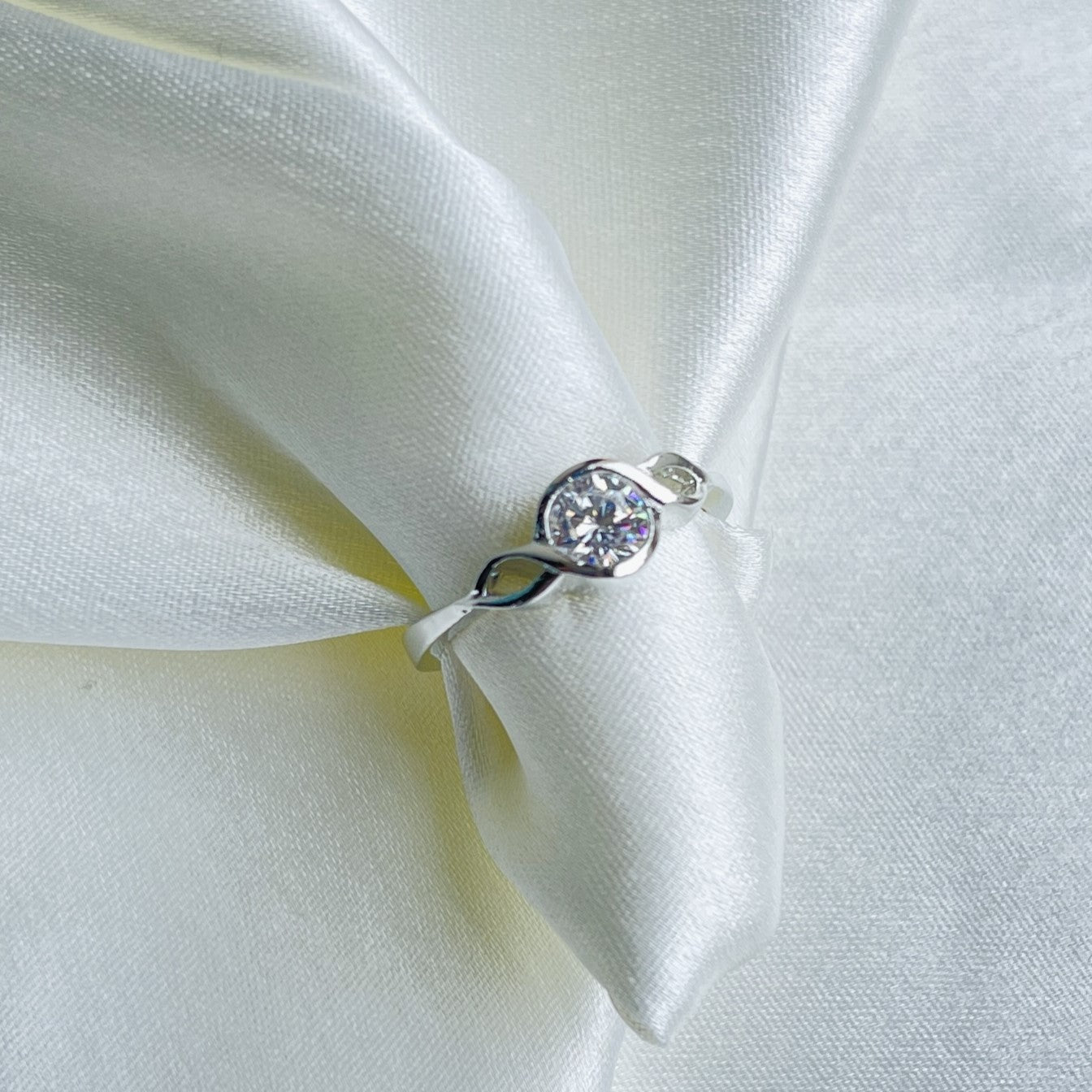 Solitaire serenity ring