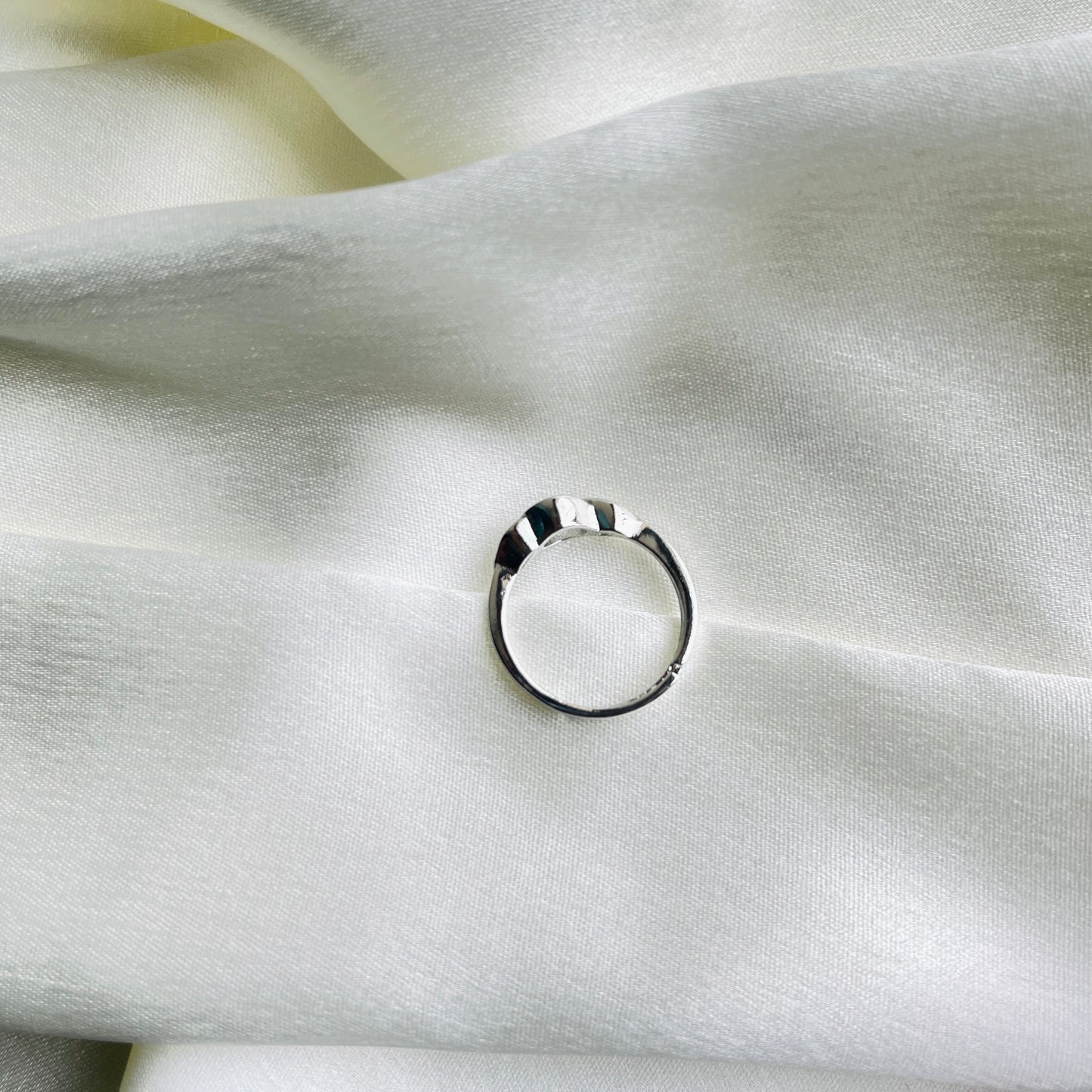 Solitaire serenity ring