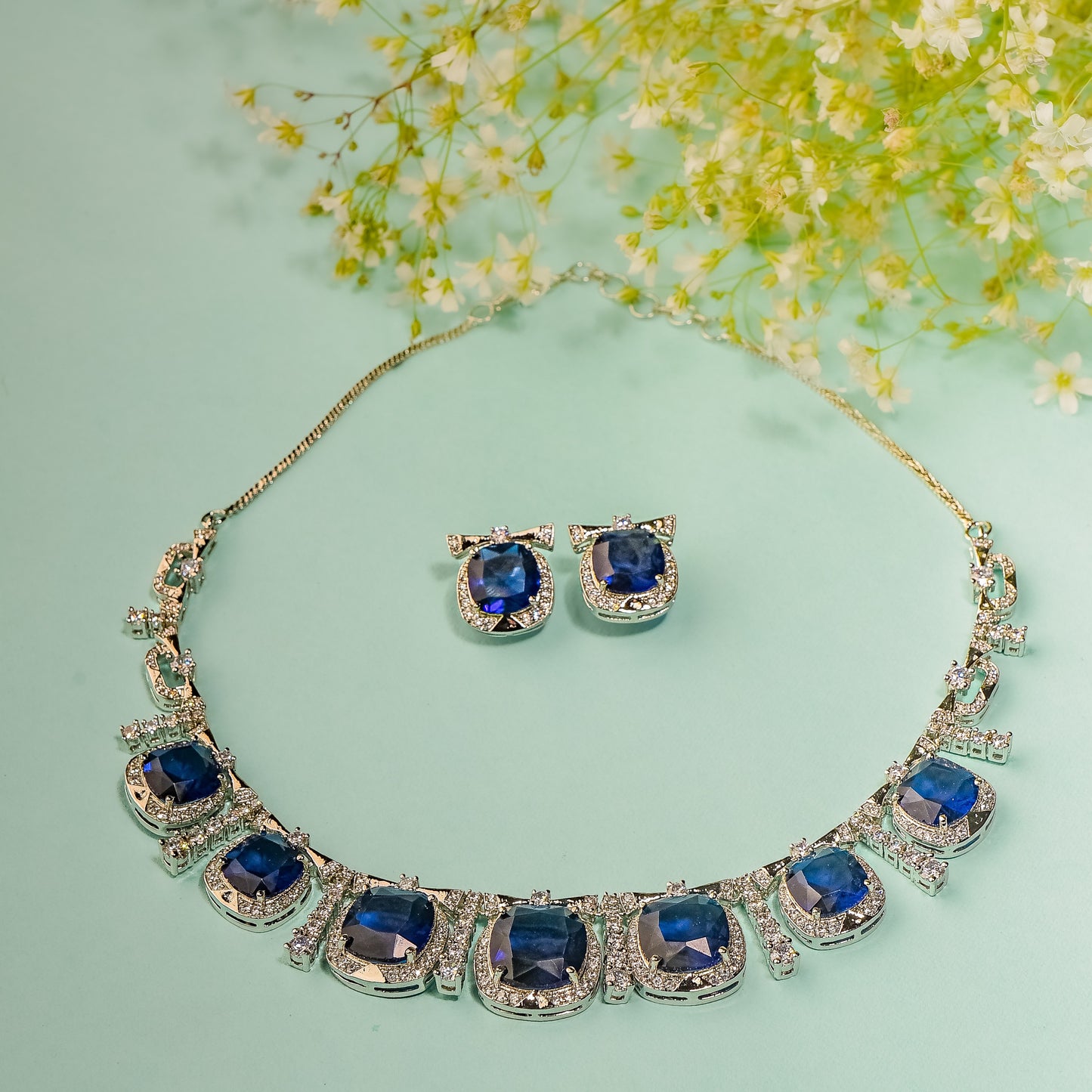 Malharika cushion necklace