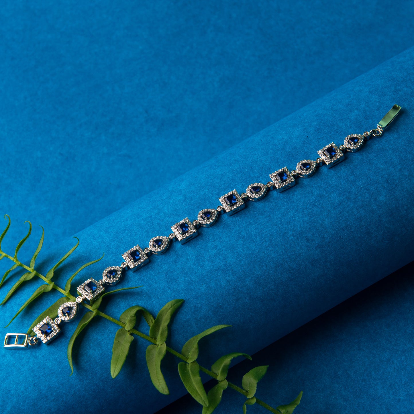 Mezzanine luxe wristlet