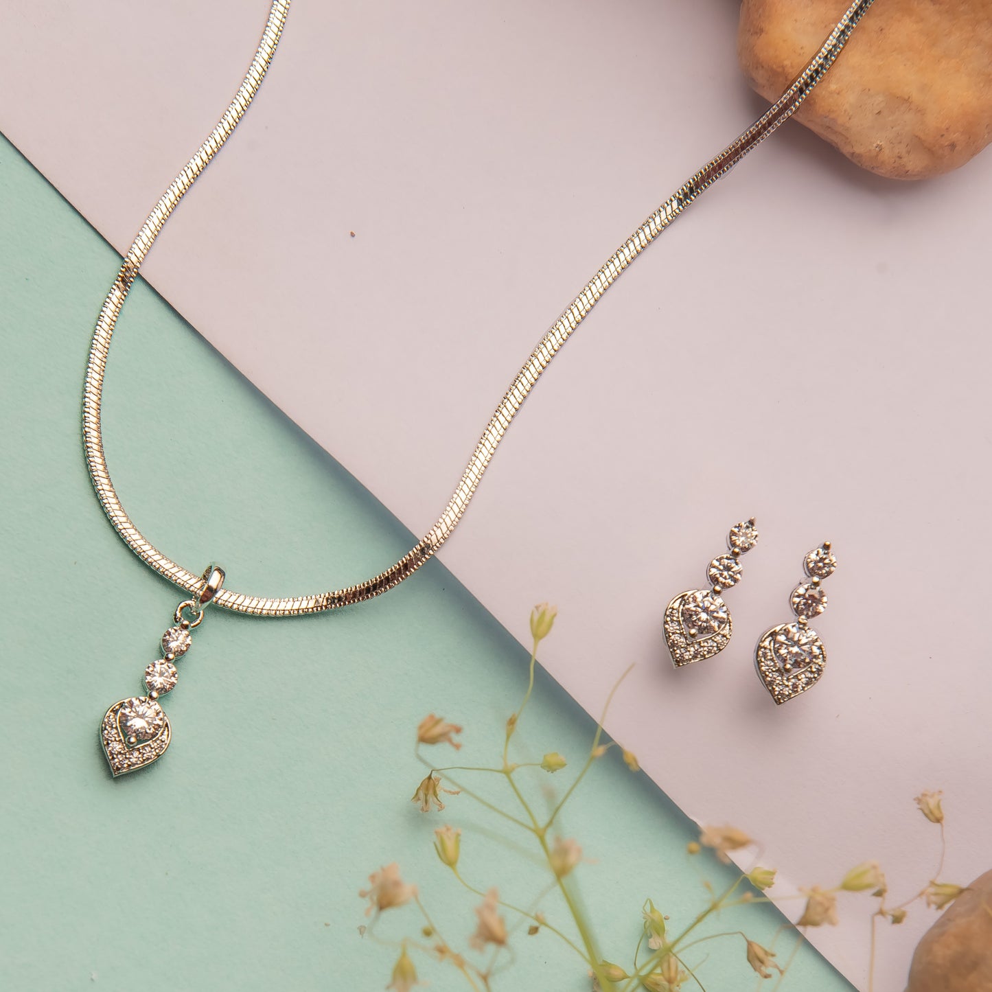 Classy solitaire pendant