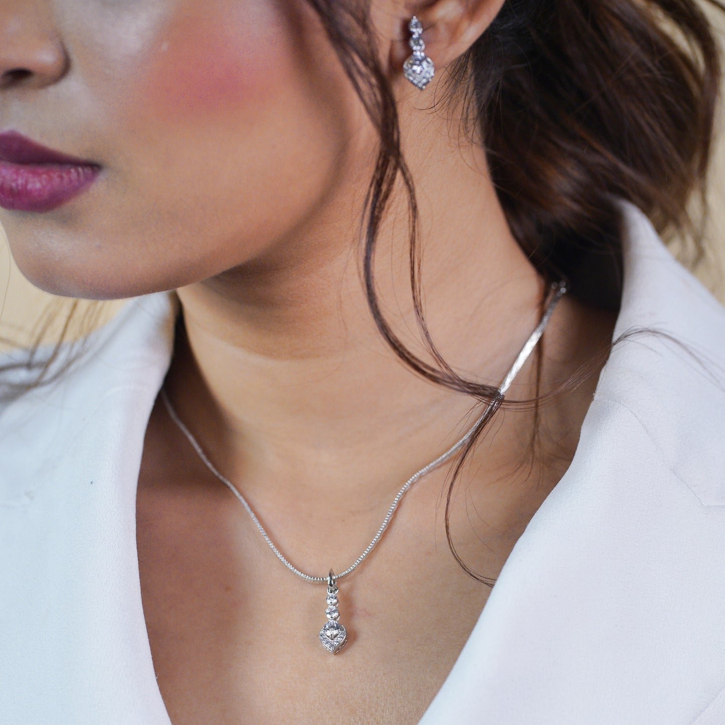 Classy solitaire pendant