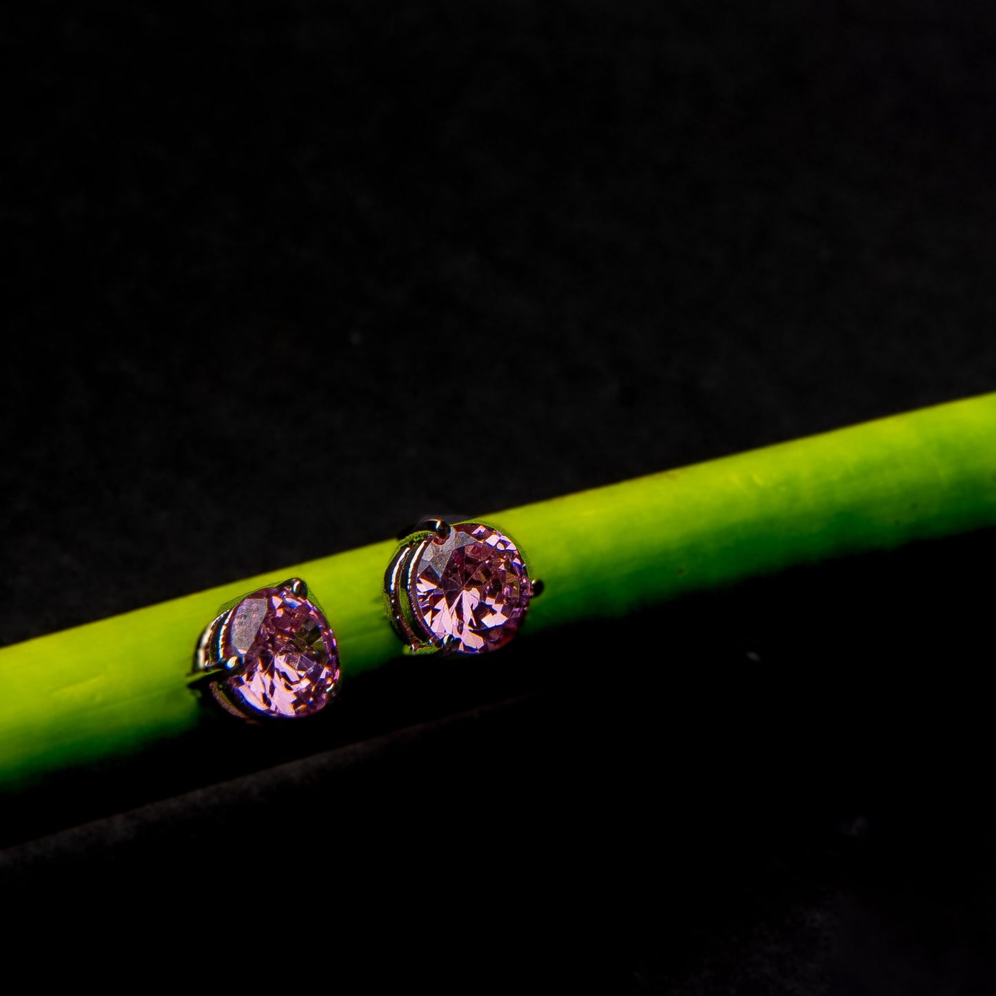 Gen Z solitaire stud
