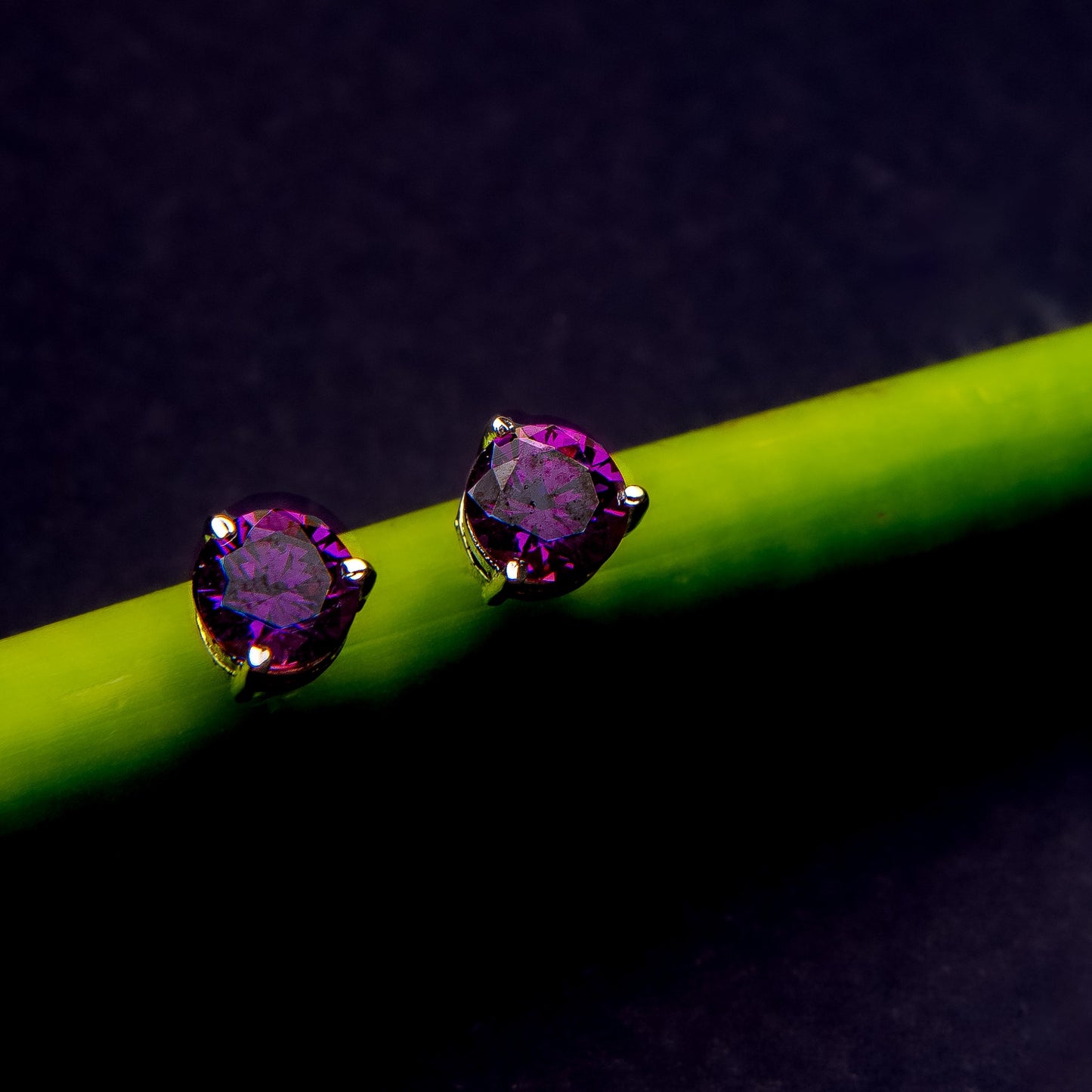 Gen Z solitaire stud