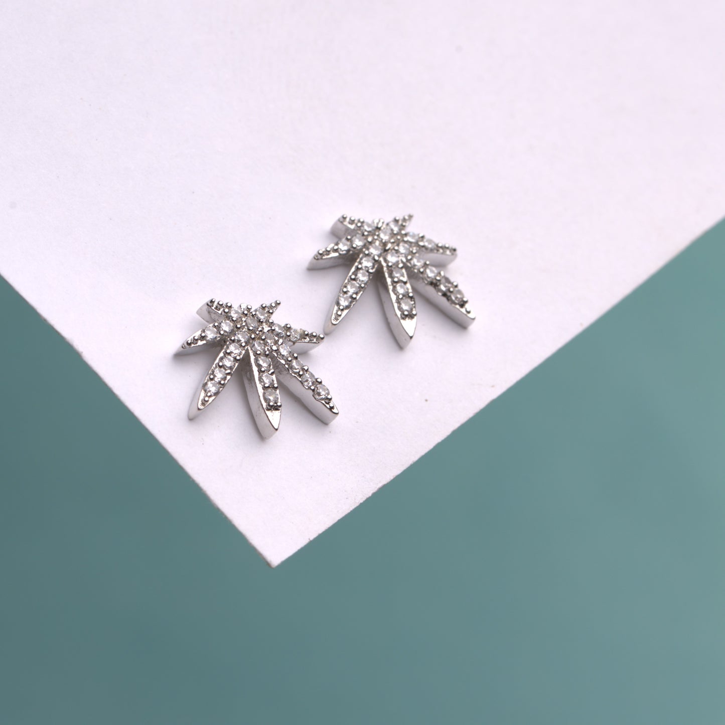 Herbal CZ unisex stud