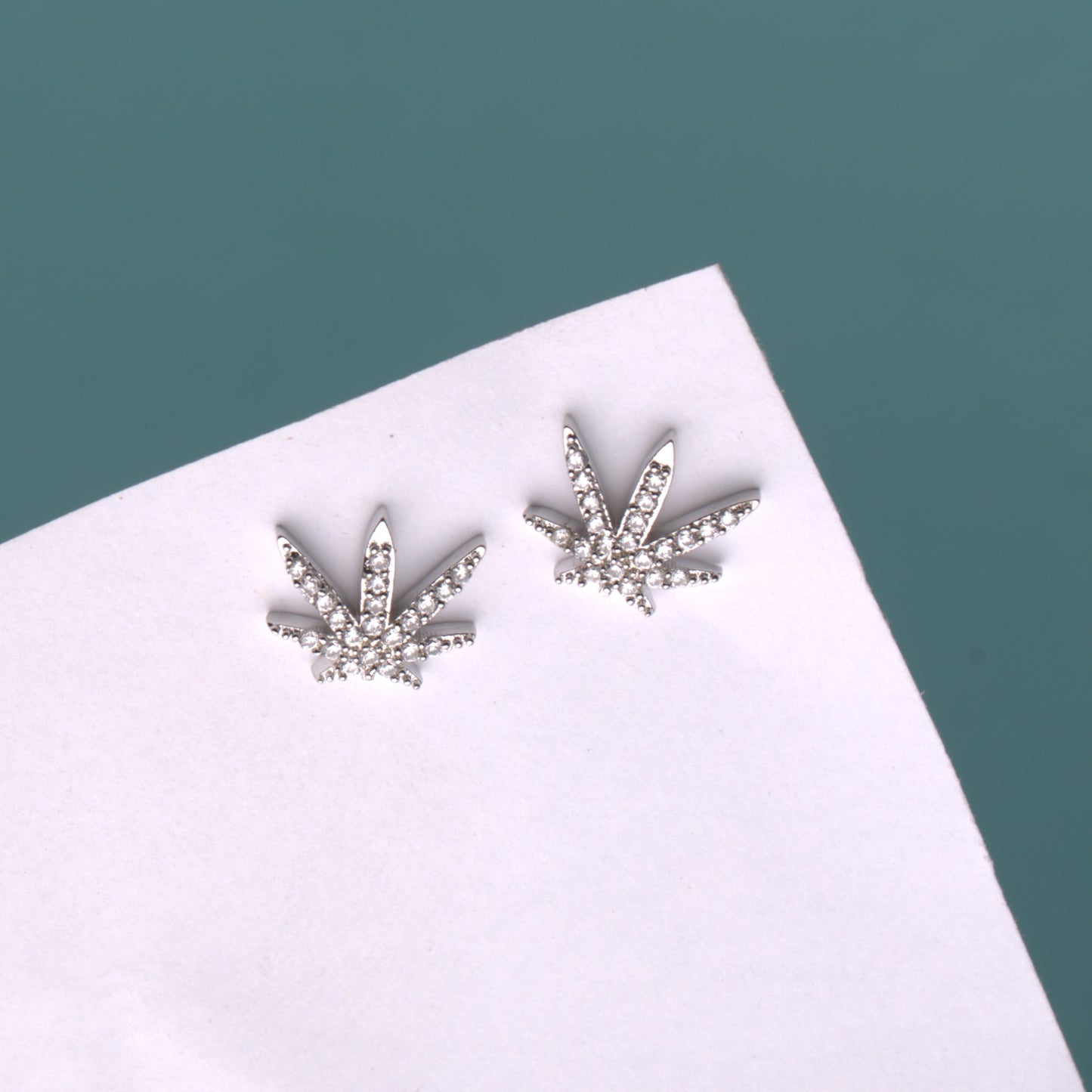 Herbal CZ unisex stud