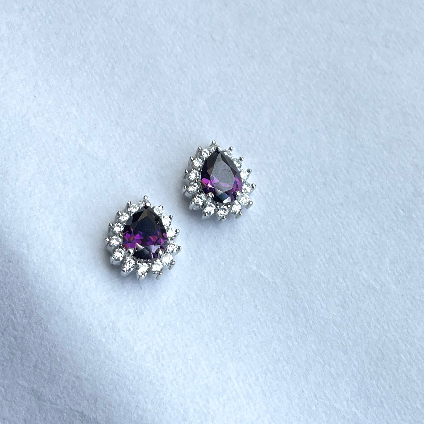 Minimella pear sparkle earring
