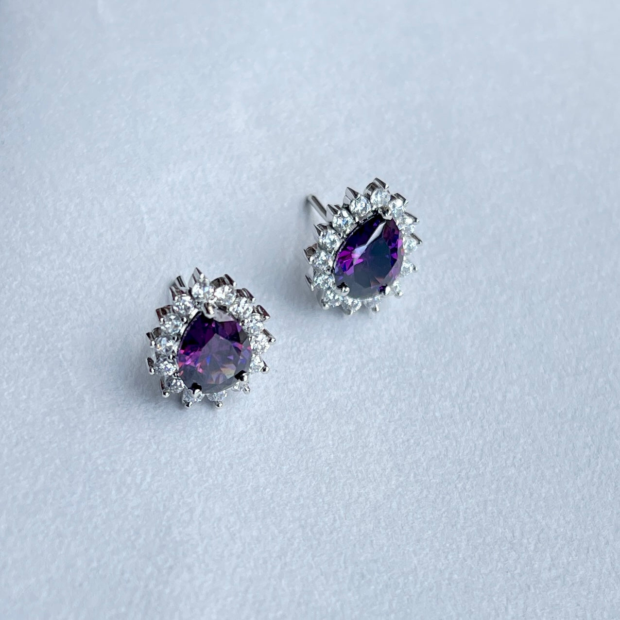 Minimella pear sparkle earring