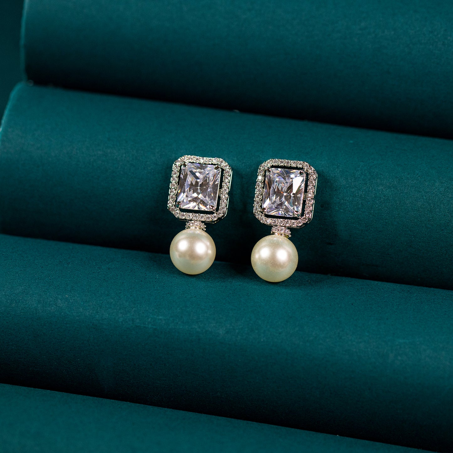 Beautiful Women's pearl Stud Earring Online