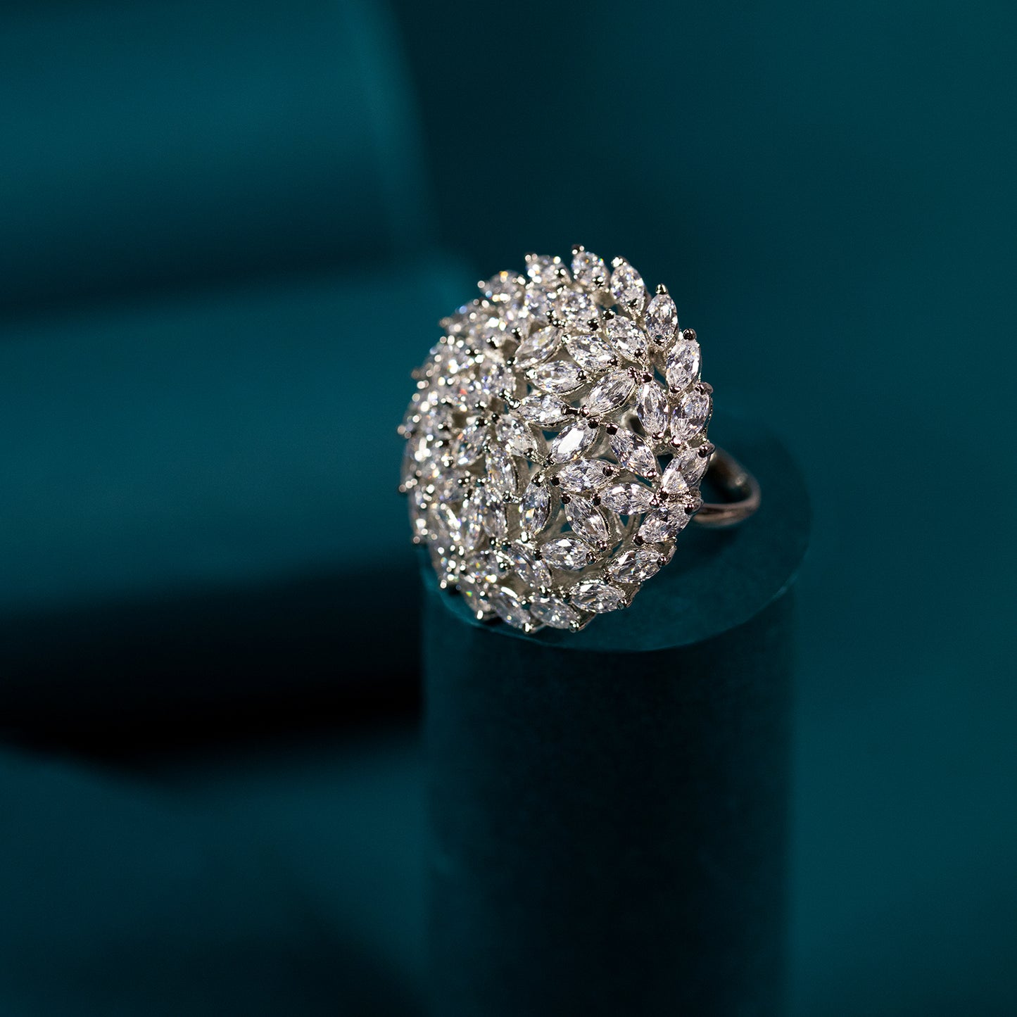 Marquila round sparkle adjustable ring
