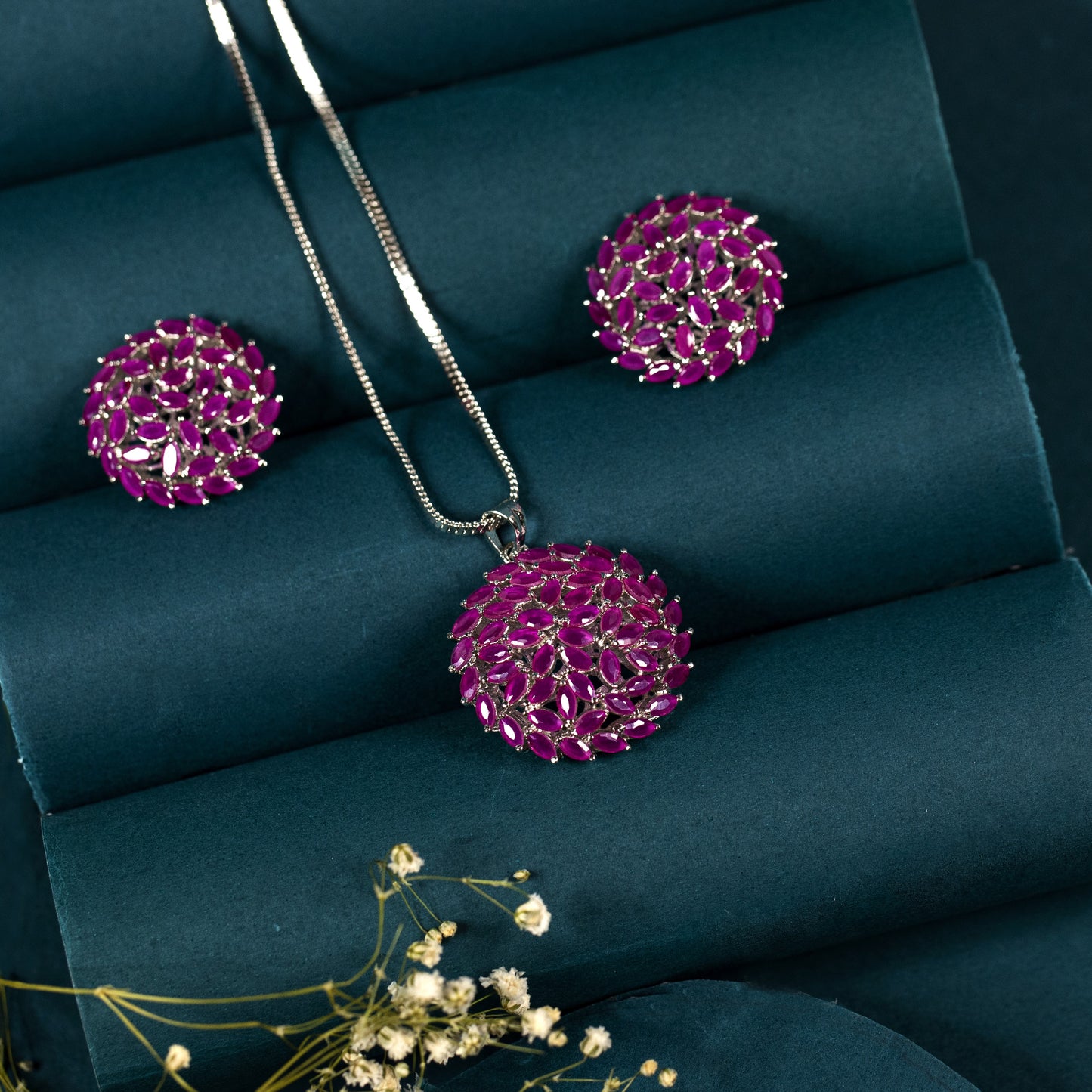 Marquila round sparkle pendant set