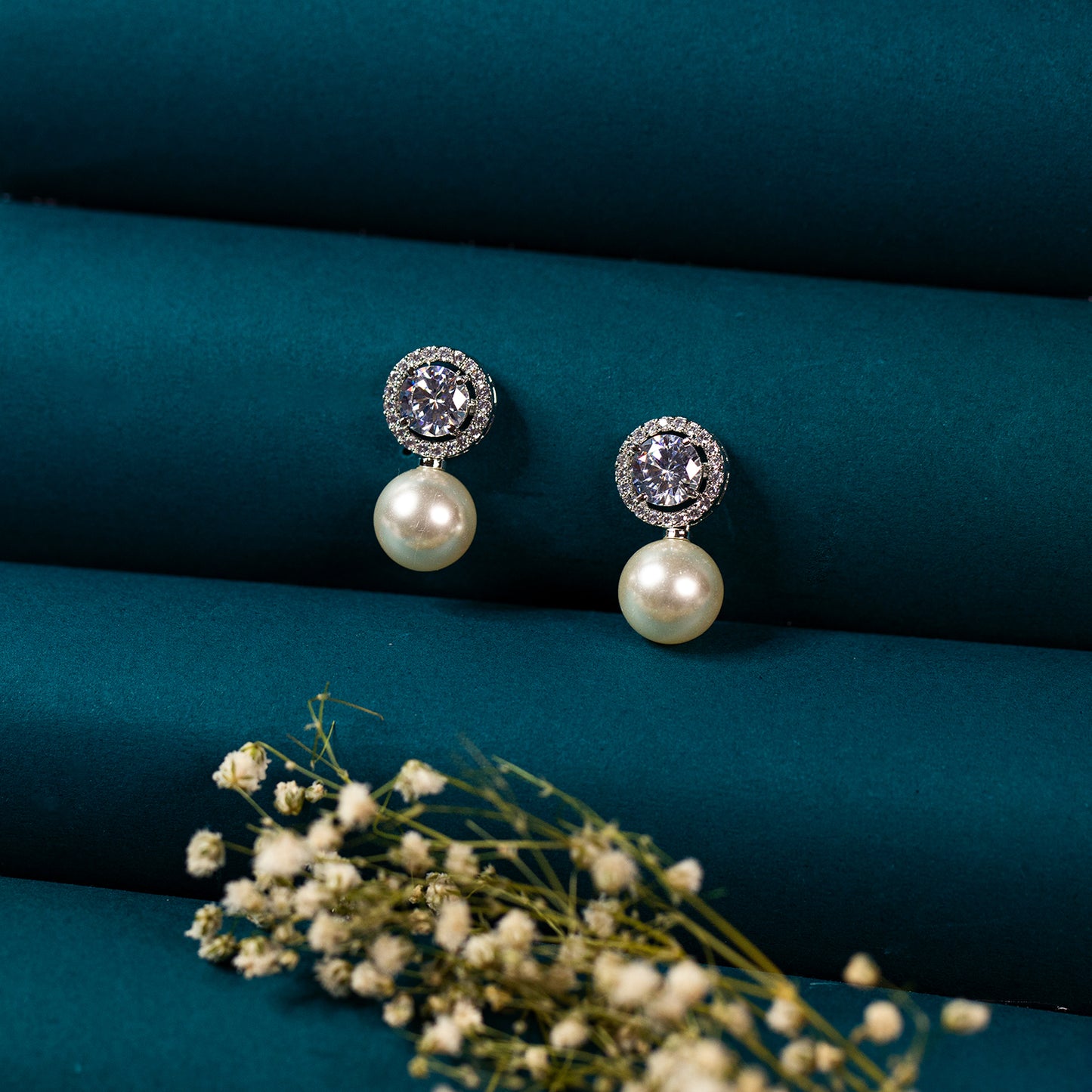 Beautiful Women pearl round stud earring Online