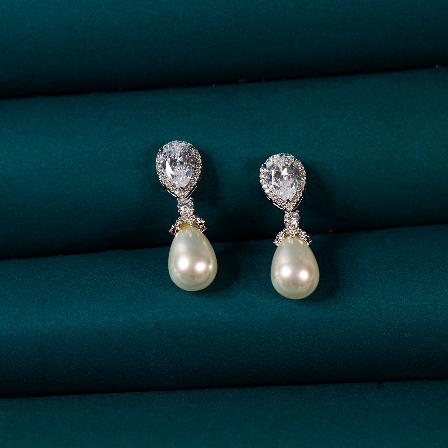 Beautiful Women's pearl Earring Online