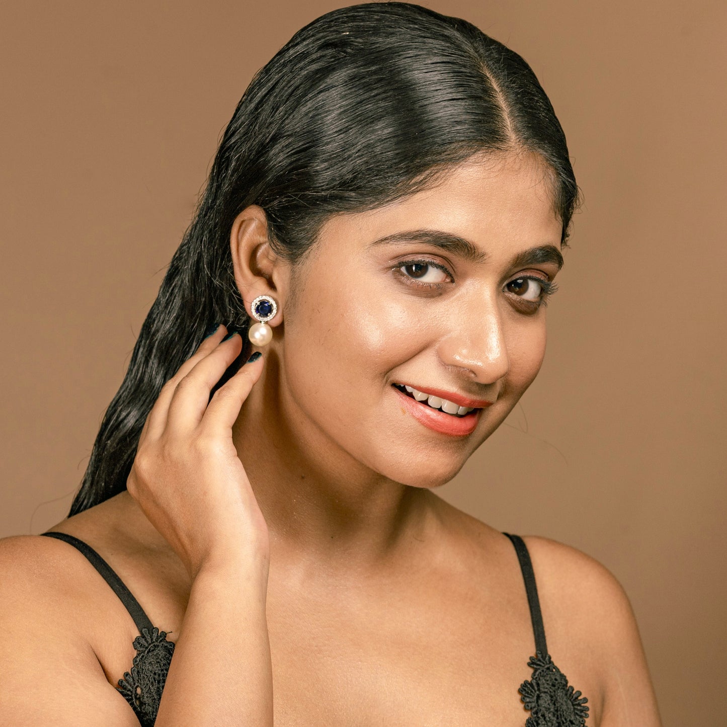Beautiful Women pearl round stud earring Online