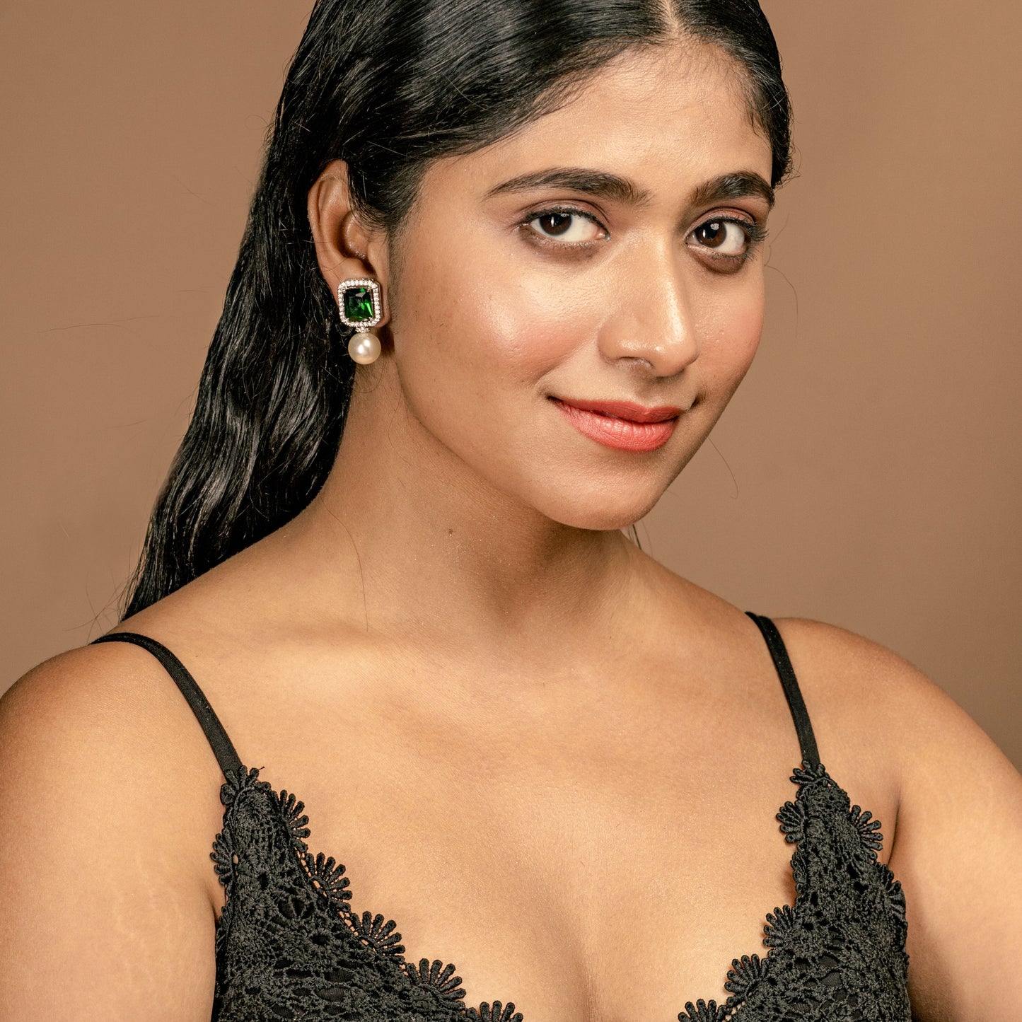 Beautiful Women's pearl Stud Earring al Elyment Fashion