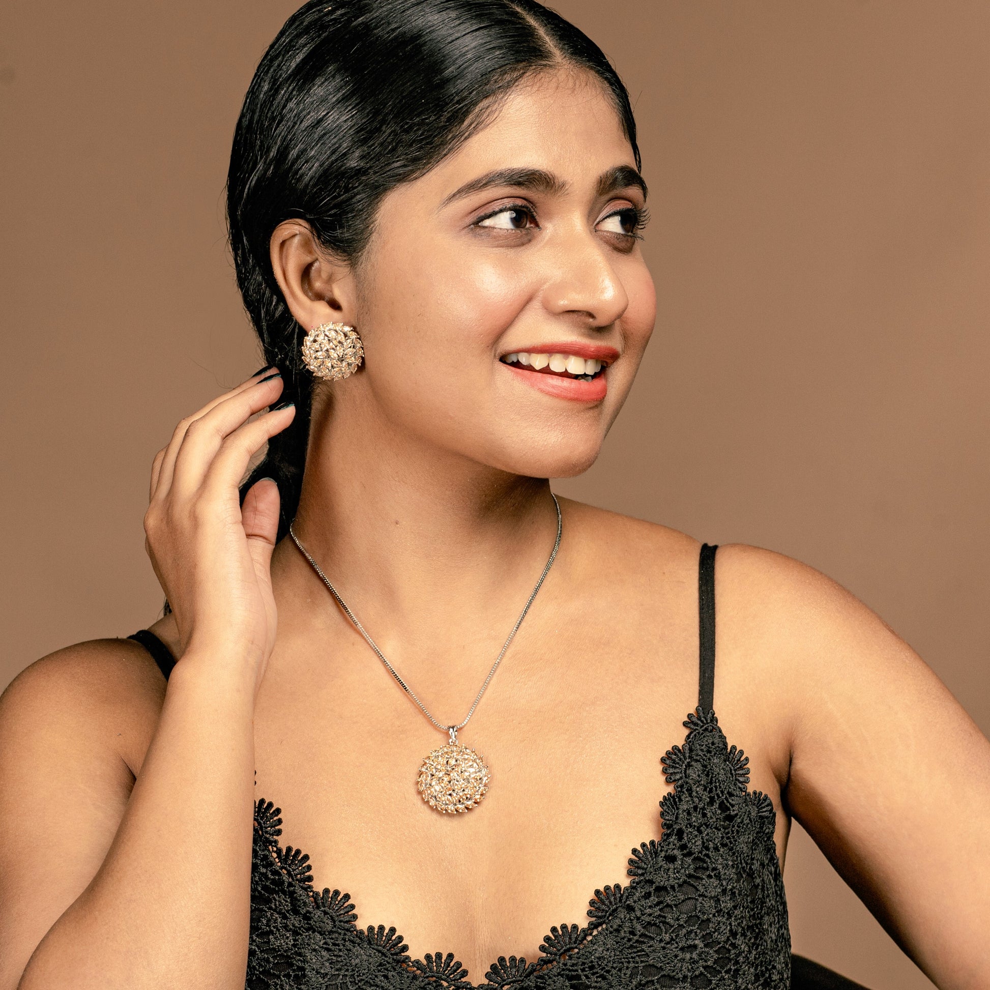 Marquila round sparkle pendant set online