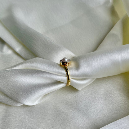 Sleek pearl ring