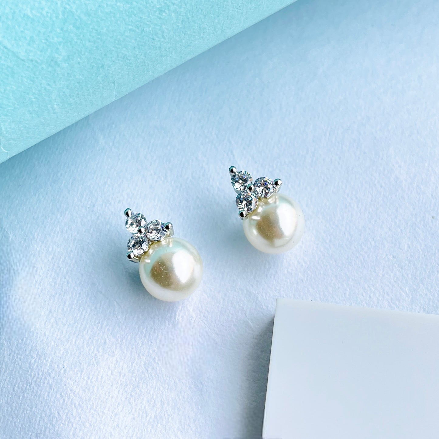 Mini bling pearl stud earring