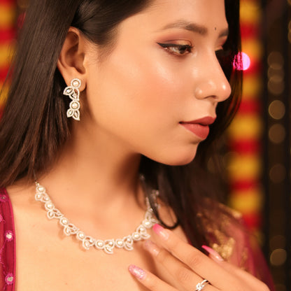 Leafy pearl necklace