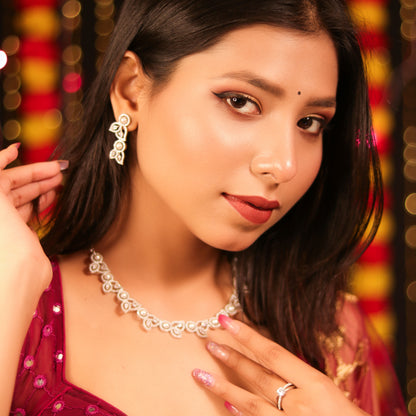 Leafy pearl necklace