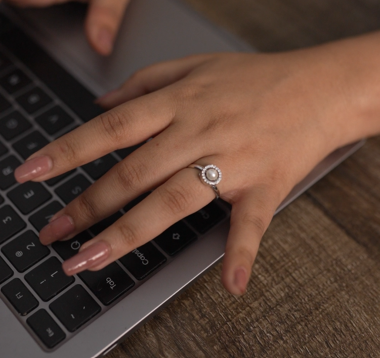 Sleek pearl ring