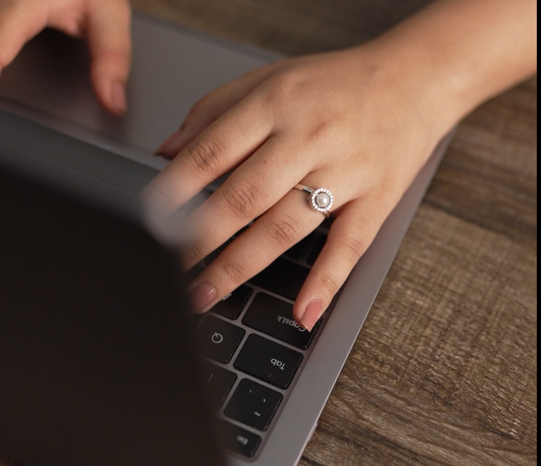 Sleek pearl ring