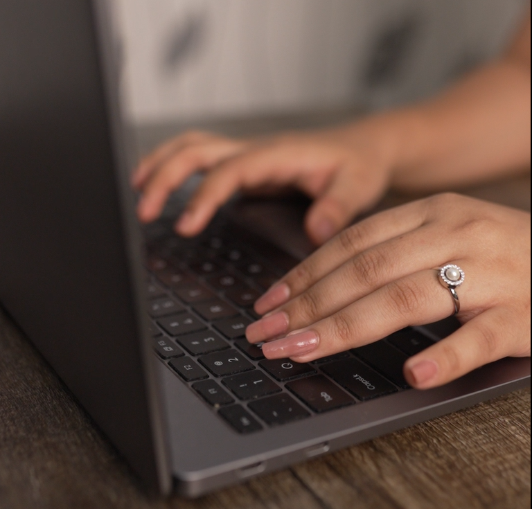 Sleek pearl ring