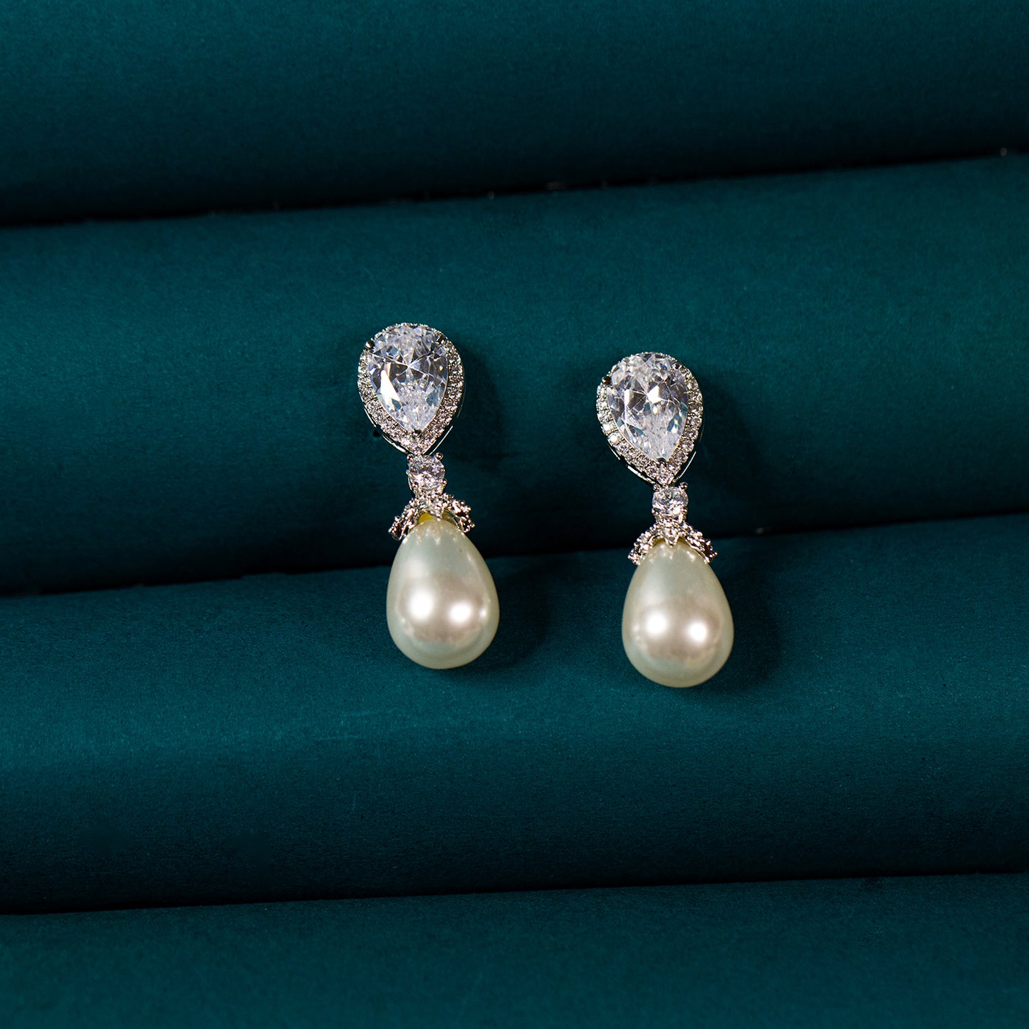 Beautiful Women's pearl Earring Online